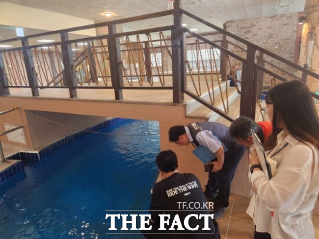 경기도 관계자가 물놀이시설에 대한 안전 점검을 하고 있다. /경기도