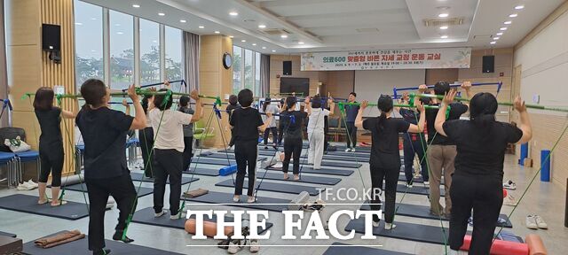 보성군이 직장인 바른 자세 교정 운동교실을 운영하고 있다. /보성군