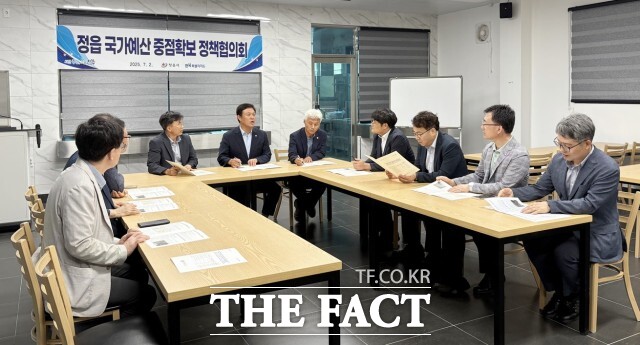 정읍시 북면 행복쉼터에서 이학수 정읍시장을 비롯해 염영선 전북도의원, 김형우 전북도 건설교통국장 등이 참석한 가운데 정책협의회를 개최했다. /정읍시