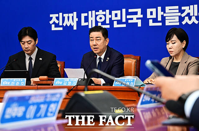 김병기 더불어민주당 당대표 직무대행 겸 원내대표(가운데)가 4일 오전 서울 여의도 국회에서 열린 최고위원회의에 참석해 모두발언을 하고 있다. /국회=배정한 기자