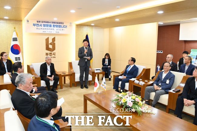 조용익 부천시장이 오카야마시 방문단에게 인사말하고 있다./부천시