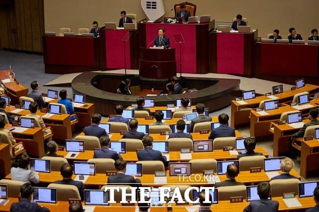 4일 국회 본회의에서 이재명 정부의 첫 추경안(추가경정예산안)이 더불어민주당 주도로 통과됐다. 규모는 약 31조8000억원으로 당초 정부가 제출한 것보다 약 1조3000억 원이 늘어났다. 이재명 대통령이 26일 오전 서울 여의도 국회에서 열린 제426회 임시회 제2차 본회의에서 2025년도 제2회 추가경정예산안에 시정연설을 하고 있다. /대통령실