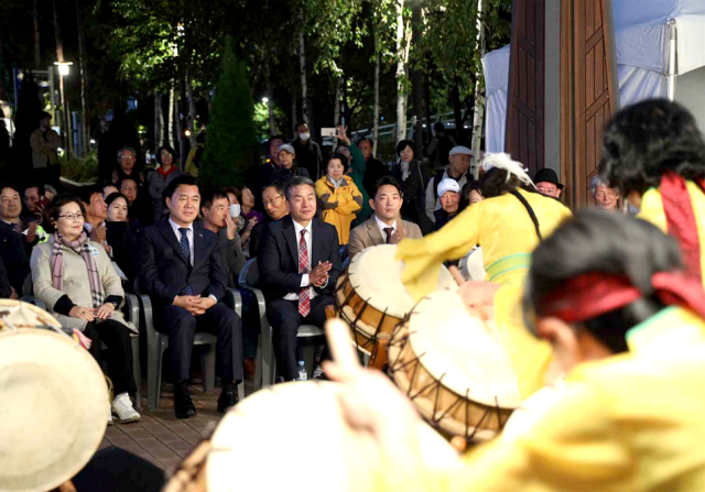 박준희 관악구청장(왼쪽 두 번째)이 지난해 개최된 남현예술길 야행에서 공연을 관람하고 있다. /관악구