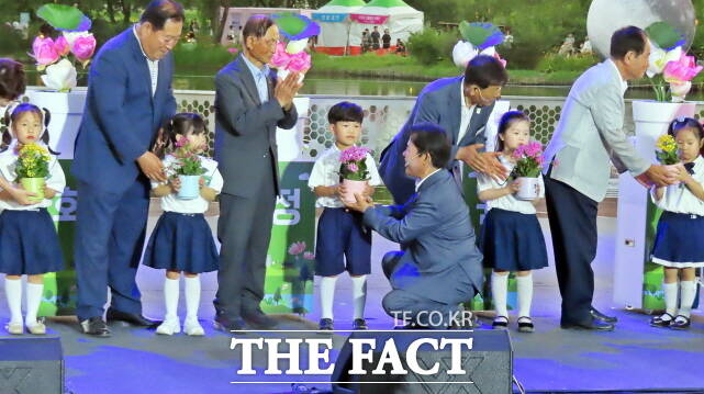 박정현 부여군수가 역사 문화 정원도시 부여 선포식에서 퍼포먼스를 하고 있다. /김형중 기자