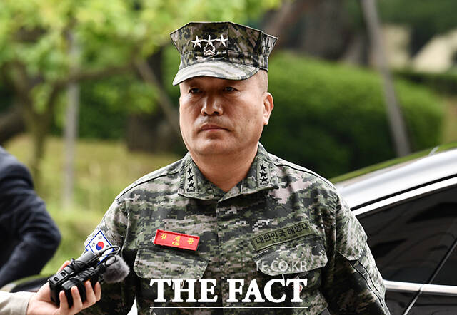 김계환 해병대 사령관이 2024년 5월 21일 오전 경기 과천시 정부과천종합청사 고위공직자범죄수사처에 해병대 채 상병 순직 사건 수사 외압 의혹 관련 조사를 받기 위해 들어서고 있다. /과천=박헌우 기자