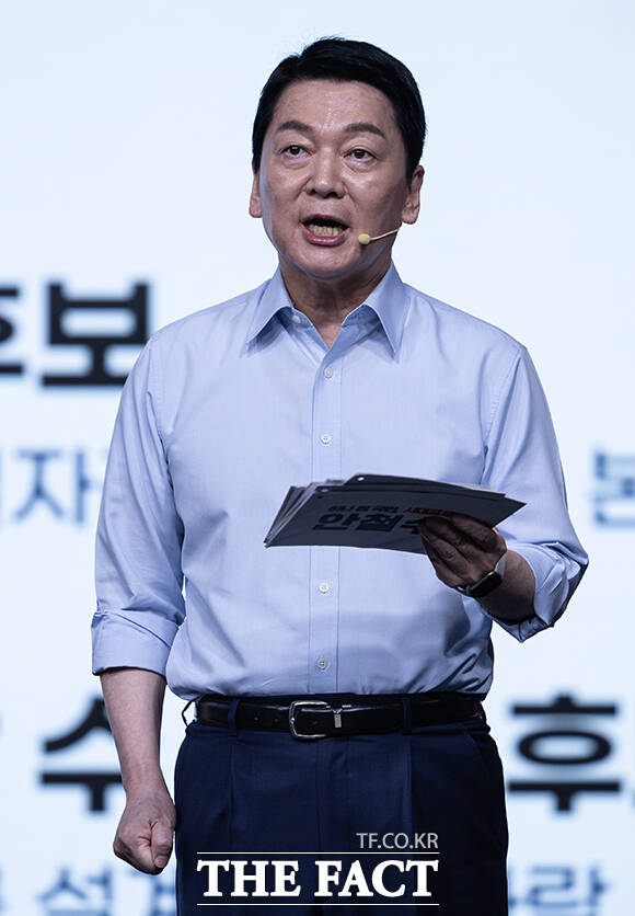 안 의원은 많은 국민이 찬성하는 혁신안에 대해선 비대위에서도 이를 수용해야 국민 눈높이에 부합하는 공감대를 형성하는 것이라며 혁신위 활동에 자신감을 보였다. /국회사진취재단