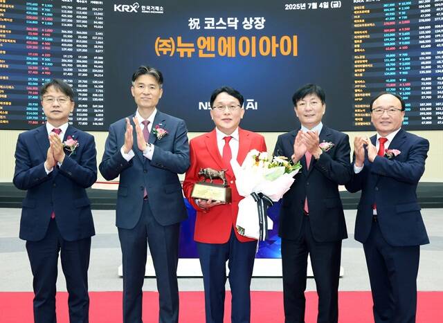 (왼쪽부터) 김대영 한국IR협의회 부회장, 민경욱 한국거래소 코스닥시장본부장, 배성환 뉴엔에이아이 대표이사, 이성 NH투자증권 IB사업부 총괄대표, 강왕락 코스닥협회 부회장 등이 4일 한국거래소 서울 사옥 홍보관에서 열린 뉴엔에이아이의 코스닥시장 상장기념식에서 기념촬영을 하고 있다. /한국거래소