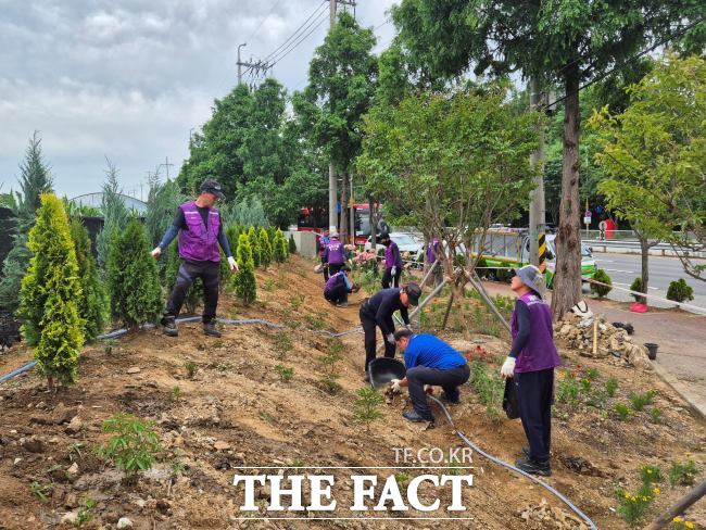재생의 마을정원을 가꾸는 원진산업 직원들./시흥시