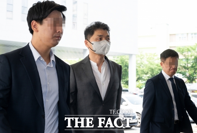 김범수 카카오 경영쇄신위원장이 지난달 30일 오전 서울 양천구 서울남부지방법원에서 열린 자본시장법 위반 혐의 공판에 출석하고 있다. /더팩트 DB