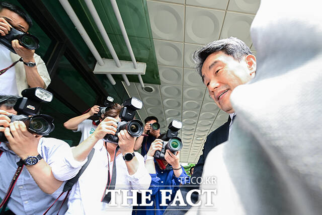 이주호 부총리 겸 교육부 장관이 4일 오후 서울 서초구 서울고등검찰청에 마련된 내란 특검으로 출석하고 있다. /남윤호 기자