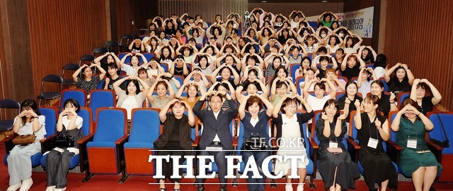 서산시 문화회관 소공연장에서 3일 진행된 어린이집 학부모와 보육교사 힐링교육 후 기념촬영을 하고 있다. /서산시.