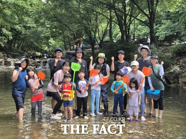 금산산림문화타운을 방문한 가족 단위 휴양객들이 즐거운 시간을 보내고 있다. /금산군