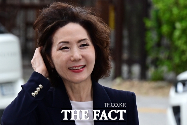 이진숙 사회부총리 겸 교육부 장관 후보자가 지난달 30일 오전 서울 여의도 한국교육시설안전원에 마련된 인사청문회 준비 사무실로 출근하고 있다./남윤호 기자