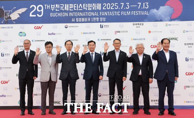 영화제 레드카펫에서 인사하는 교류도시 대표단. 오른쪽부터 김희수 전남 진도군수, 황인홍 무주군수, 송무경 충남 공주부시장, 김상영 강원 강릉부시장, 이제승 충북 옥천부군수, 박시홍 경북 봉화부군수, 황국환 경기 화성시 자치행정국장. /부천시