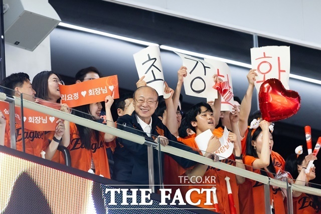 김승연 한화그룹 회장이 3일 그룹 계열사 임직원 746명과 함께 대전 한화생명 볼파크를 찾아 프로야구팀 한화 한화이글스를 응원하고 있다. /한화그룹
