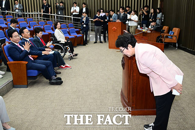 국회 기획재정위원장을 사임한 송언석 국민의힘 원내대표(왼쪽)가 박수를 치고 있다.