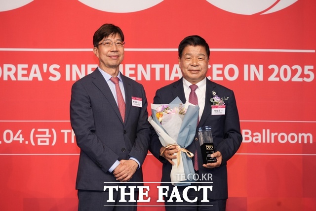 이상근(오른쪽) 경남 고성군수가 2025 한국의 영향력 있는 CEO 시상식에서 소통경영 부문 수상을 했다./고성군