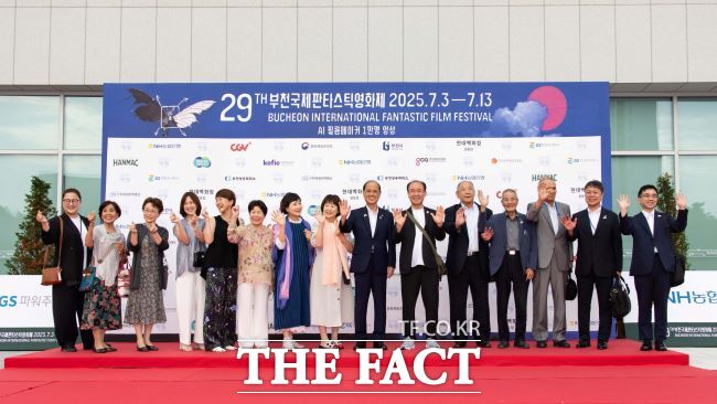 영화제 레드카펫에서 기념사진을 찍는 오카야마시장(왼쪽에서 8번째)과 시민방문단./부천시