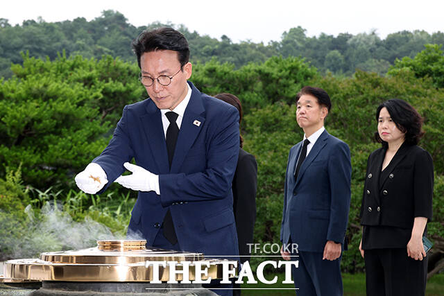 김민석 국무총리가 4일 오후 서울 동작구 국립서울현충원을 찾아 현충탑에 분향하고 있다. /임영무 기자