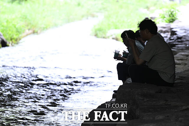 주말이자 토요일인 5일 전국 대부분 지역에서 최고체감온도가 33도 이상(일부 경기도와 강원동해안, 충청권, 남부지방, 제주도동부 35도 내외)으로 올라 매우 무덥겠다. 경기와 강원 일부 지역에서는 가끔 비가 내리겠다. /서예원 기자