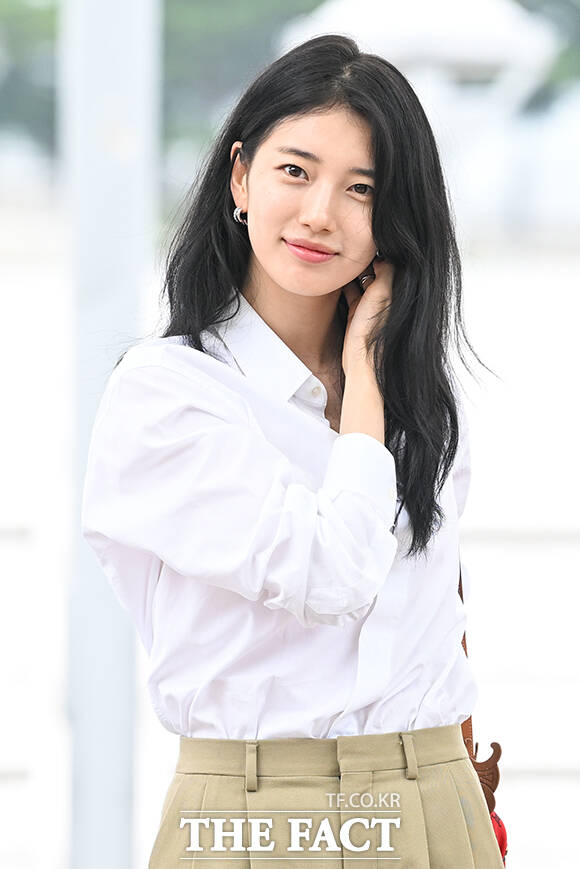 배우 수지가 4일 오전 해외 일정 참석 차 인천 중구 인천국제공항을 통해 프랑스 파리로 출국하고 있다. /인천국제공항=서예원 기자