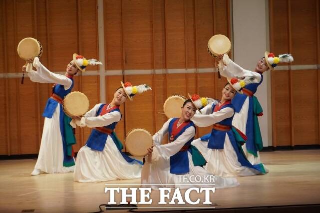 부여군충남국악단이 지난달 25일부터 이달 3일까지 9일간 미국 뉴욕에서 열린 제23회 세계한국국악경연대회에 공식 초청받아 축하공연을 펼치고 있다. /부여군