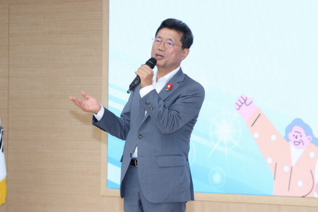 정인화 광양시장이 2025 제1회 광양시 장애인복지위원회를 열고 장애인정책종합계획에 대해 설명하고 있다./광양시