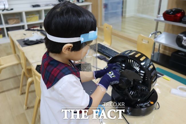 어린이가 새활용품으로 놀이 활동을 하고 있다./의왕시육아종합지원센터