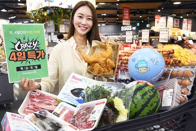 홈플러스, 이마트, 롯데마트 등이 5000원 이하의 치킨을 선보이며 최저가 경쟁에 뛰어들었다. /홈플러스