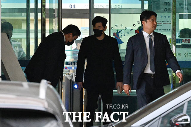 해외에서 명품 시계를 선물받고 세관에 신고하지 않은 혐의로 기소된 양현석 YG엔터테인먼트 총괄 프로듀서가 4일 오후 서울 마포구 서울서부지방법원에서 열린 공판을 마치고 법원을 나서고 있다. /서예원 기자