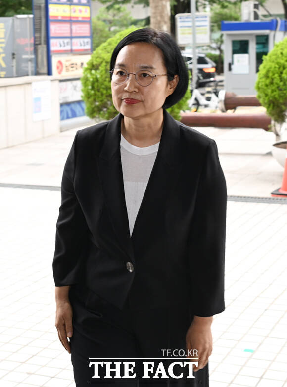 중소벤처기업부 장관 후보자로 지명된 한성숙 전 네이버 대표이사가 지난달 24일 서울 여의도 삼희 익스콘벤처타워에 마련된 인사청문회 준비 사무실로 출근하고 있다. /이새롬 기자