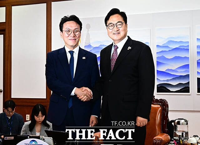 김민석 국무총리(왼쪽)가 4일 오후 서울 여의도 국회에서 우원식 국회의장을 예방하며 기념사진 촬영을 하고 있다. /국회=배정한 기자