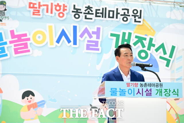 백성현 논산시장이 3일 논산시 부적면 딸기향 농촌테마공원 개장식에서 인사말을 하고 있다. /논산시