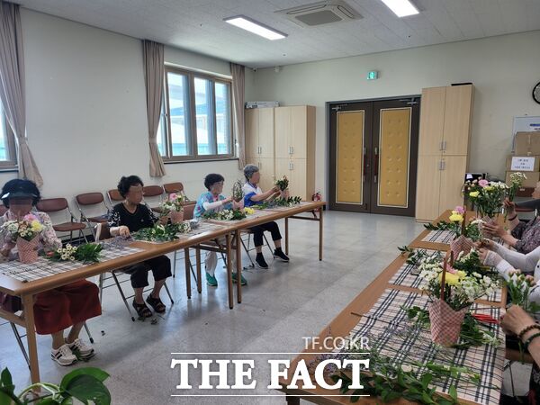 대덕구노인종합복지관은 4일, 우울감과 외로움에 취약한 어르신들을 대상으로 정신건강 회복을 위한 노인맞춤돌봄 특화서비스 참여자를 대상으로 자조모임을 진행했다./대덕구노인종합복지관