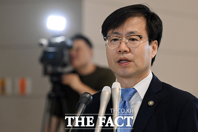 4일 국회에서 열린 산업통상자원중소벤처기업위원회 전체회의에서 여 본부장은 오늘(4일) 저녁 미국으로 출국해 5일 워싱턴에서 미국 무역대표부(USTR) 대표 등 미국측 고위급 관리와 협상이 예정돼 있다며 주요 이슈별 우리 측 제안 및 한미 상호 호혜적 산업협력 방안을 제시할 계획이라고 밝혔다. 사진은 지난달 22일 여 본부장이 출국전 인터뷰를 하는 모습. /더팩트 DB