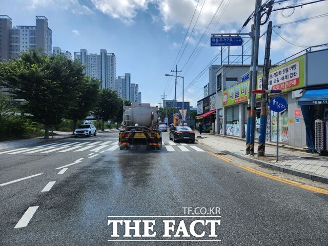 영암군이 살수차를 운행하고 있다. /영암군