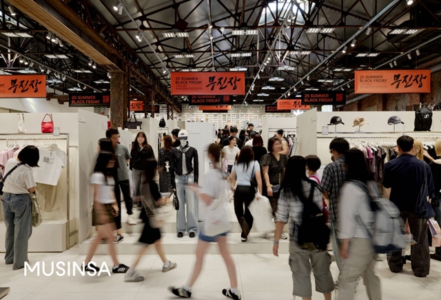 무신사가 올해 상반기 오프라인 패션 시장에서 누적 판매액 1000억원을 돌파했다. /무신사