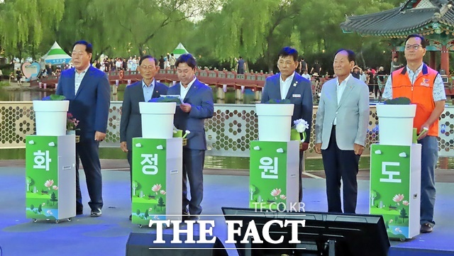 박정현 부여군수(왼쪽에서 3번째)가 4일 제23회 부여서동연꽃축제 전 열린 역사 문화 정원도시 부여 선포식에서 발언하고 있다. /김형중 기자