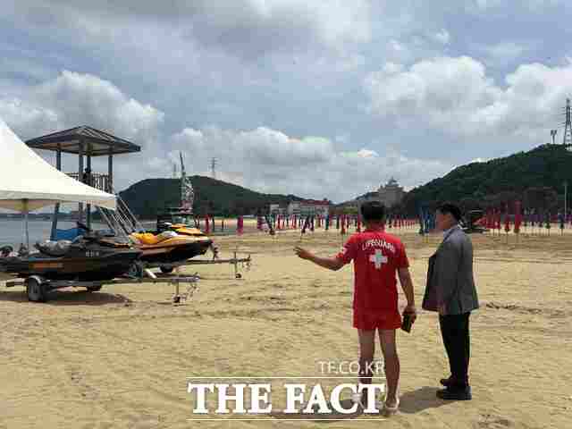 당진도시공사는 3일 왜목마을과 난지도 해수욕장 개장을 앞두고 현장 안전 점검을 실시했다. /당진도시공사