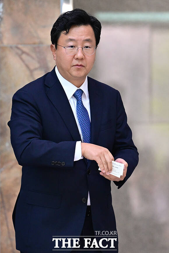 정진우 신임 서울중앙지검장이 4일 오후 서울 서초구 서울 서초구 서울고등검찰청 청사를 나서며 명함을 정리하고 있다. /남윤호 기자