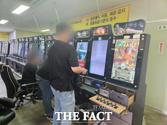 아산시는 성인 게임장과 불법 PC방을 중심으로 불법 행위에 대한 집중 점검을 실시했다. 사진은 불법 게임장 합동점검 모습./아산시