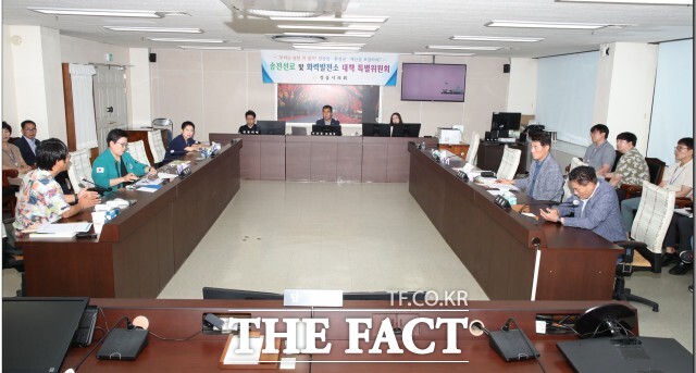 정읍시의회는 지난 3일 전북환경운동연합 이정현 공동대표와 간담회를 개최하고, SRF(고형연료) 소각시설의 환경적 위험성과 신정읍-신계룡 송전선로 건설사업의 문제점 및 주민 피해에 대한 심도 있는 논의를 진행했다. / 정읍시의회