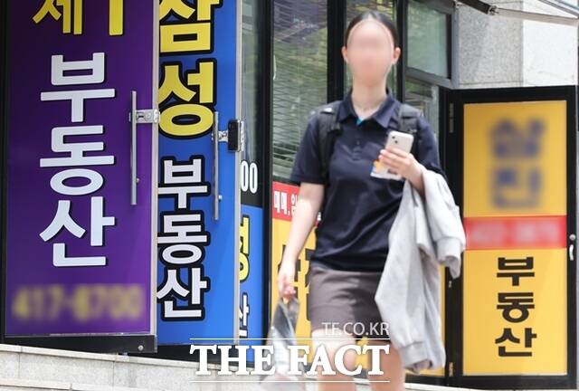 한국공인중개사협회에 따르면 지난 5월 말 기준 사무실을 운영 중인 공인중개사는 11만1123명으로, 지난해 동월(11만4068명) 대비 2.6% 감소한 것으로 나타났다. /뉴시스