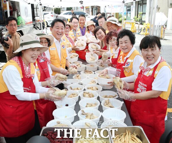 대전 서구는 3일 대한적십자봉사회 서구지구협의회 주관 사랑의 삼계탕 나눔 행사를 진행했다./대전 서구