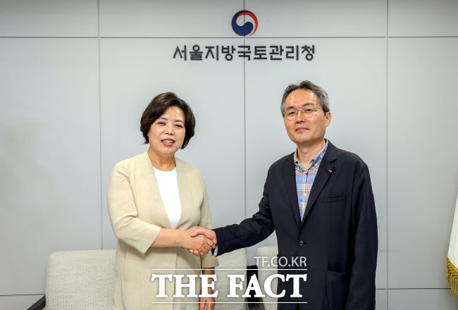 신계용 과천시장(왼쪽)과 김영한 서울국토청장이 4일 업무 협의를 위해 면담했다./과천시