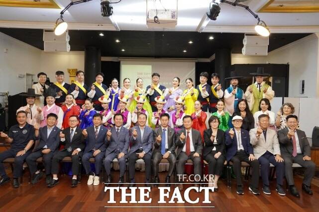 부여군충남국악단이 미국 뉴욕에서 열린 제23회 세계한국국악경연대회에서 축하공연을 마치고 단체 기념 촬영을 하고 있다. /부여군