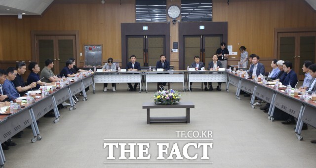 정읍시는 4일 시청 5층 대회의실에서 지역 내 바이오·미생물 특화기업, 청년 기업, MOU 체결 기업 등 30여 명의 기업인과 함께 간담회를 개최했다. / 정읍시