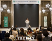  소비자 투표단에게 개요 설명하는 유미화 올녹상 소비자평가위원장 [포토]