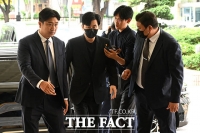  '8억 시계 밀반입 혐의' 양현석, 밀착 경호 받으며 공판 출석 [TF사진관]
