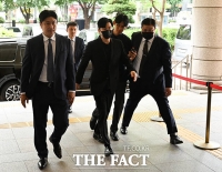  법원서 '과한 사설 경호' 받는 양현석 [TF포착]